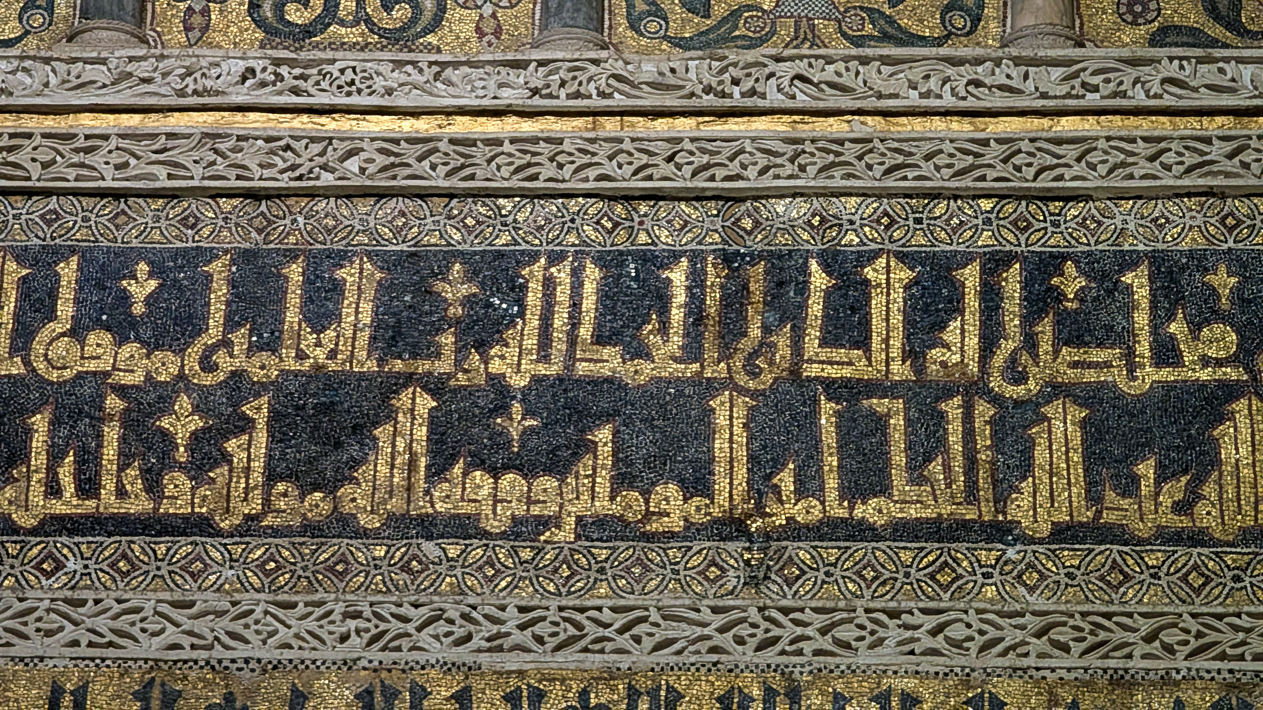 Arabische Koranverse in Goldmosaik am Mihrab